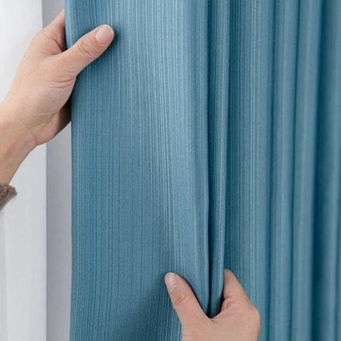 Rideau bleu élégant avec plis verticaux, idéal pour ajouter une touche moderne à votre décoration intérieure. Convient pour salon, chambre, bureau. Accessoire décoratif de qualité, facile à installer et à entretenir.