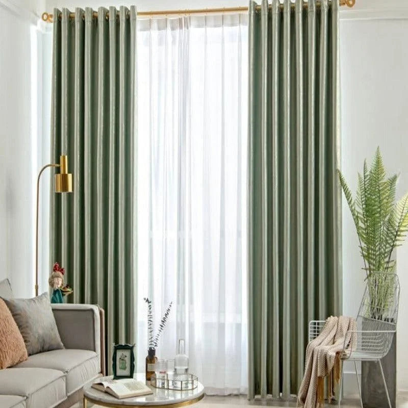 Rideaux élégants vert foncé suspendus dans un salon moderne, offrant une ambiance lumineuse et chaleureuse. Parfaits pour ajouter une touche de sophistication à n'importe quelle pièce, ces rideaux filtrent la lumière tout en garantissant l'intimité. Idéals pour un intérieur contemporain, ils se marient parfaitement avec des meubles et des accessoires décoratifs sobres.
