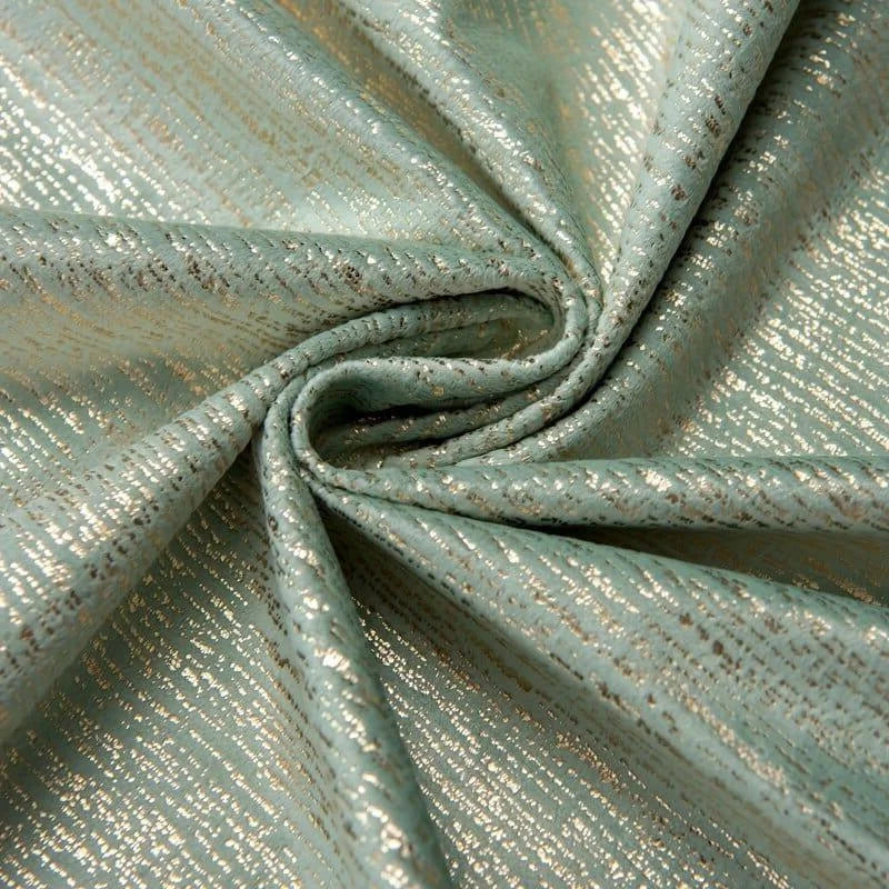 Image d'un tissu élégant aux reflets irisés, parfait pour la création de vêtements sophistiqués ou de décoration intérieure. Ce tissu offre un jeu de couleurs subtil entre des nuances de vert et des éclats métalliques, apportant une touche de luxe à vos projets créatifs. Idéal pour la confection de pièces uniques et modernes.