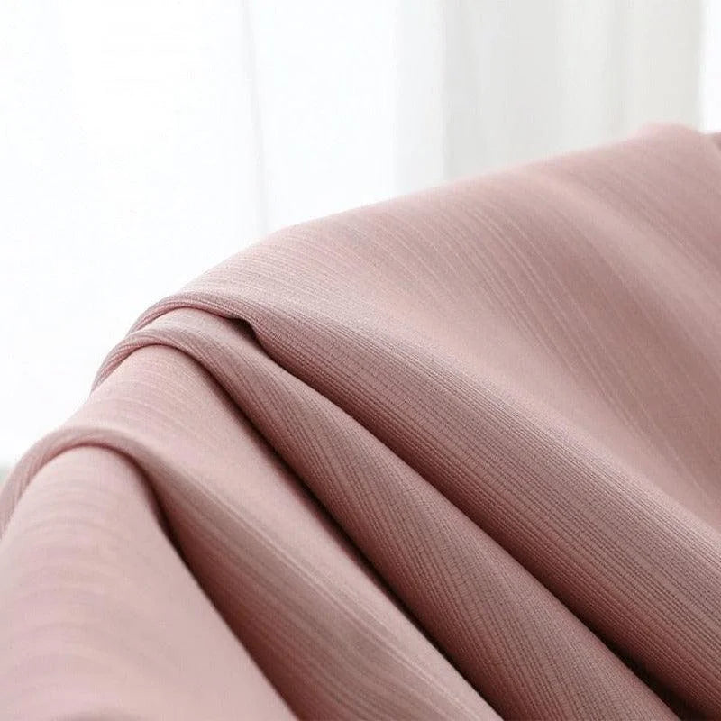 Textile rose élégant avec texture plissée, idéal pour la décoration intérieure ou la confection de vêtements tendance. Ce tissu doux ajoute une touche sophistiquée à tout projet créatif. Sa couleur subtile et sa finition raffinée en font un choix parfait pour un design moderne.