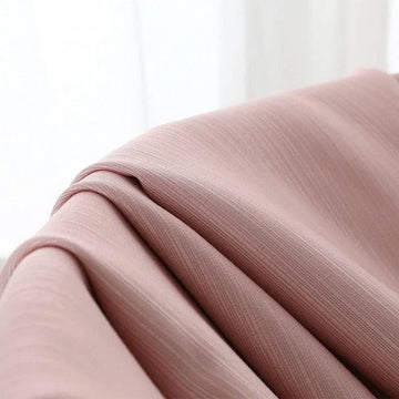 Textile rose élégant avec texture plissée, idéal pour la décoration intérieure ou la confection de vêtements tendance. Ce tissu doux ajoute une touche sophistiquée à tout projet créatif. Sa couleur subtile et sa finition raffinée en font un choix parfait pour un design moderne.