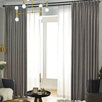 Rideaux élégants pour salon moderne, associés à une décoration intérieure raffinée. Idéal pour filtrer la lumière naturelle tout en apportant une touche sophistiquée à votre espace de vie. Harmonieux dans une ambiance lumineuse avec un mobilier chic. Élément déco incontournable pour une atmosphère chaleureuse et contemporaine.