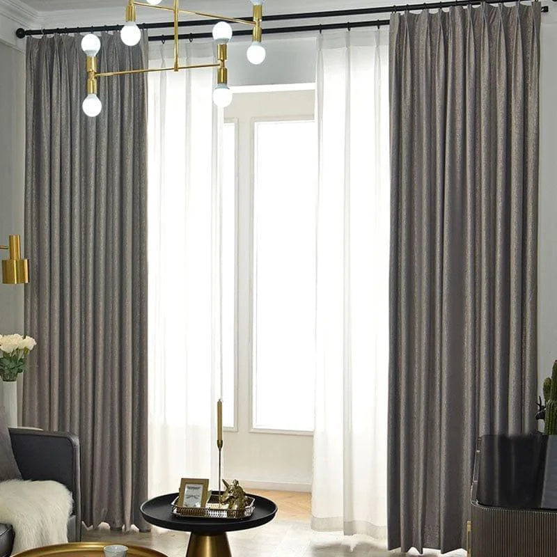 Rideaux élégants pour salon moderne, associés à une décoration intérieure raffinée. Idéal pour filtrer la lumière naturelle tout en apportant une touche sophistiquée à votre espace de vie. Harmonieux dans une ambiance lumineuse avec un mobilier chic. Élément déco incontournable pour une atmosphère chaleureuse et contemporaine.