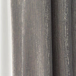 Rideau élégant de couleur grise avec un motif texturé discret, idéal pour ajoutant une touche sophistiquée à tout intérieur moderne. Parfait pour le salon, la chambre ou toute autre pièce nécessitant une ambiance chaleureuse et contemporaine.