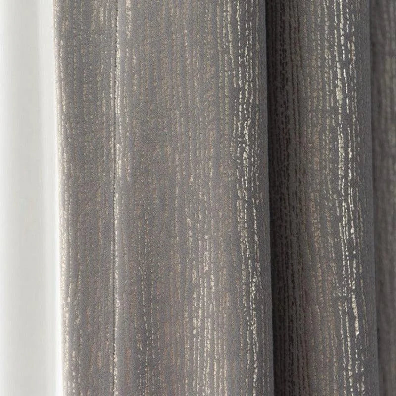 Rideau élégant de couleur grise avec un motif texturé discret, idéal pour ajoutant une touche sophistiquée à tout intérieur moderne. Parfait pour le salon, la chambre ou toute autre pièce nécessitant une ambiance chaleureuse et contemporaine.
