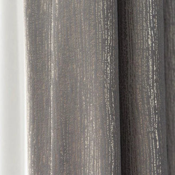 Rideau élégant de couleur grise avec un motif texturé discret, idéal pour ajoutant une touche sophistiquée à tout intérieur moderne. Parfait pour le salon, la chambre ou toute autre pièce nécessitant une ambiance chaleureuse et contemporaine.