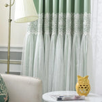 Rideaux élégants avec bordure en dentelle blanche, ajoutant une touche chic et sophistiquée à votre salon. Idéal pour une décoration intérieure moderne.