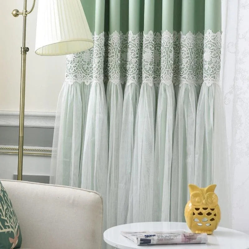 Rideaux élégants avec bordure en dentelle blanche, ajoutant une touche chic et sophistiquée à votre salon. Idéal pour une décoration intérieure moderne.