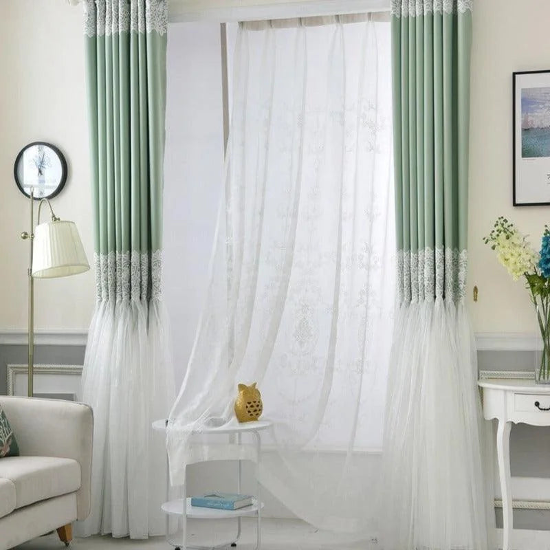 Rideaux élégants pour salon, accent vert pastel et voilage blanc délicat ornés de motifs raffinés. Idéal pour une décoration de fenêtre moderne, ces rideaux créent une ambiance lumineuse et douce. Ameublement parfait pour améliorer l'esthétique intérieure tout en assurant l'intimité et la lumière naturelle.
