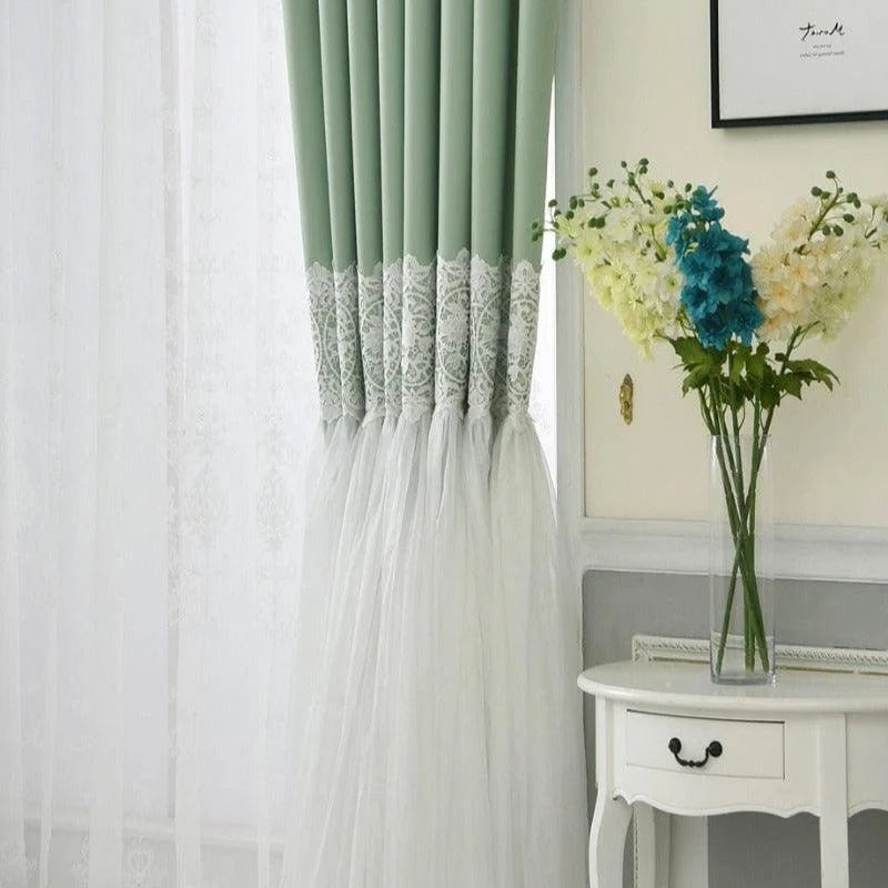 Rideaux élégants vert menthe avec dentelle ornementale, parfaits pour une décoration intérieure raffinée. Ces rideaux apportent une touche de douceur et d'élégance à votre espace de vie, complétant harmonieusement un décor lumineux. Idéal pour le salon ou la chambre, cet accessoire rehaussera votre intérieur avec style et sophistication.