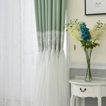 Rideaux élégants vert menthe avec dentelle ornementale, parfaits pour une décoration intérieure raffinée. Ces rideaux apportent une touche de douceur et d'élégance à votre espace de vie, complétant harmonieusement un décor lumineux. Idéal pour le salon ou la chambre, cet accessoire rehaussera votre intérieur avec style et sophistication.