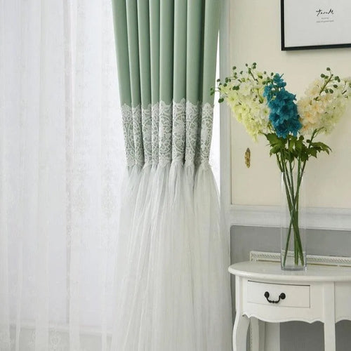 Rideaux élégants vert menthe avec dentelle ornementale, parfaits pour une décoration intérieure raffinée. Ces rideaux apportent une touche de douceur et d'élégance à votre espace de vie, complétant harmonieusement un décor lumineux. Idéal pour le salon ou la chambre, cet accessoire rehaussera votre intérieur avec style et sophistication.