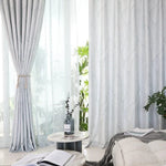 Rideaux élégants pour salon avec motifs à feuilles. Excellente option pour ajouter une touche de style à votre intérieur tout en permettant une douce lumière naturelle. Idéal pour créer une atmosphère chaleureuse et accueillante, ces rideaux s'intègrent parfaitement dans tout type de décoration moderne.