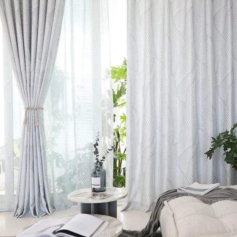 Rideaux élégants pour salon avec motifs à feuilles. Excellente option pour ajouter une touche de style à votre intérieur tout en permettant une douce lumière naturelle. Idéal pour créer une atmosphère chaleureuse et accueillante, ces rideaux s'intègrent parfaitement dans tout type de décoration moderne.