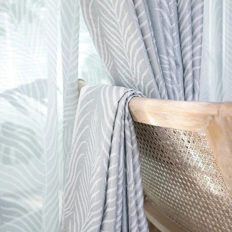 Rideau élégant avec motif à feuilles, parfait pour ajouter une touche sophistiquée à votre intérieur. Accroché sur une chaise en bois, il apporte une ambiance naturelle et lumineuse à votre pièce. Idéal pour le salon ou la chambre, ce rideau au design raffiné s'intègre facilement dans tout type de décoration. Transformez votre espace avec style grâce à ce rideau tendance.