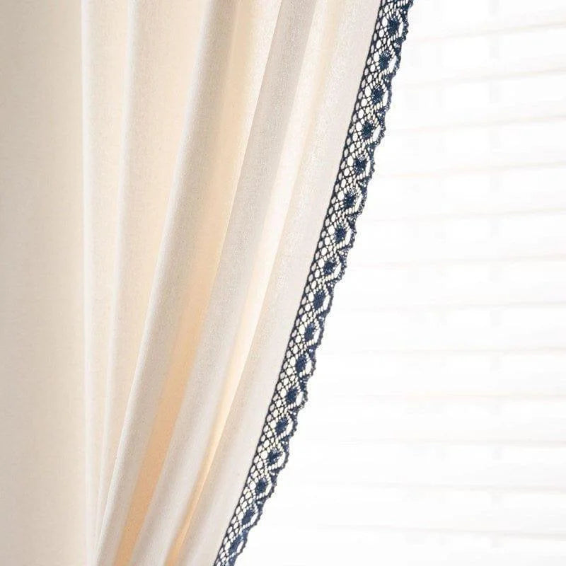 Rideau élégant avec bordure en dentelle, design raffiné pour décoration intérieure, idéal pour ajouter une touche esthétique et chic à toute pièce, parfait pour salon ou chambre à coucher.