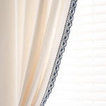 Rideau élégant avec bordure en dentelle, design raffiné pour décoration intérieure, idéal pour ajouter une touche esthétique et chic à toute pièce, parfait pour salon ou chambre à coucher.