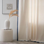 Rideau beige élégant avec bordure bleue, idéal pour un salon moderne. Décorez votre intérieur avec goût grâce à ce design subtil. Associez-le à une table basse blanche et un vase décoratif pour créer une ambiance apaisante et contemporaine. Parfait pour ceux qui cherchent à améliorer leur décoration intérieure avec des éléments esthétiques et fonctionnels.