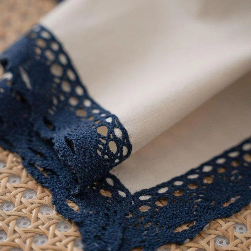 Serviette élégante avec bordure dentelle bleue, idéale pour une décoration de table raffinée. Apporte une touche sophistiquée à vos repas et événements spéciaux. Élément décoratif indispensable pour un style classique et intemporel.