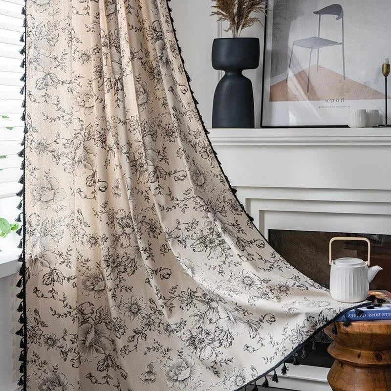 Rideau élégant à motif floral noir sur fond beige, idéal pour ajouter une touche de sophistication à tout espace intérieur. Ce rideau se coordonne parfaitement avec des décorations contemporaines ou classiques, apportant une ambiance chaleureuse et raffinée à votre salon ou chambre. Accessoire de décoration incontournable pour une esthétique chic et harmonieuse.