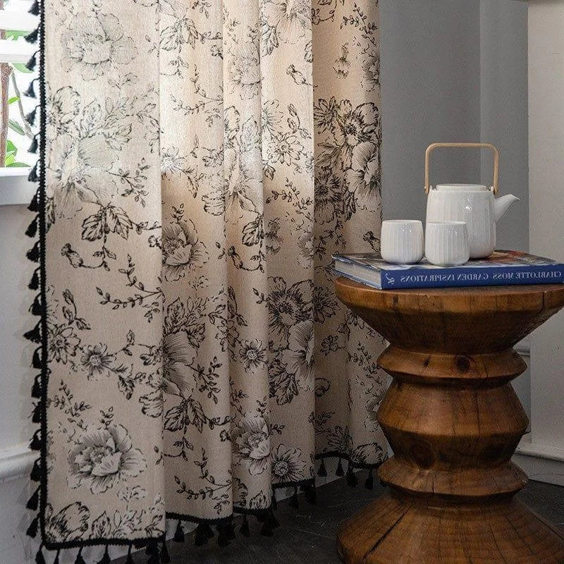 Rideau décoratif avec motifs floraux élégants, parfait pour ajouter une touche de charme à votre intérieur. Ce modèle s'intègre parfaitement dans un salon ou une chambre, apportant une ambiance douce et raffinée. Idéal pour ceux qui souhaitent embellir leur espace avec des éléments de design classique et intemporel.