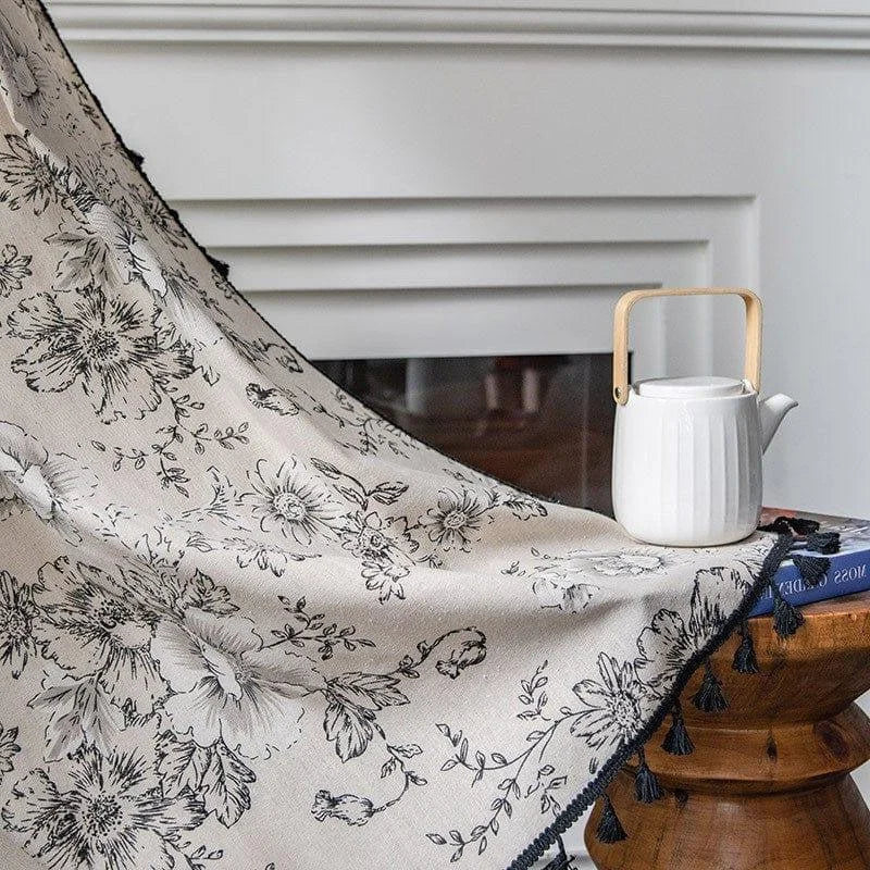 Jeté de canapé élégant avec motif floral noir sur fond clair, idéal pour ajouter une touche de sophistication à votre salon. Accompagné d'une théière au design moderne, ce plaid rehausse l'ambiance chaleureuse et accueillante de votre espace de vie. Parfait pour une décoration intérieure chic et tendance.