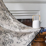 Jeté de canapé élégant avec motif floral noir sur fond clair, idéal pour ajouter une touche de sophistication à votre salon. Accompagné d'une théière au design moderne, ce plaid rehausse l'ambiance chaleureuse et accueillante de votre espace de vie. Parfait pour une décoration intérieure chic et tendance.