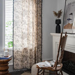 Rideau élégant à motif floral accroché devant une fenêtre, ajoutant une touche de charme et de lumière naturelle à une pièce décorée dans un style moderne. Ce rideau offre une esthétique raffinée et une ambiance chaleureuse, parfait pour les salons ou chambres à coucher. Les bordures ornées ajoutent une sophistication supplémentaire, faisant de cet accessoire un choix idéal pour embellir votre intérieur.