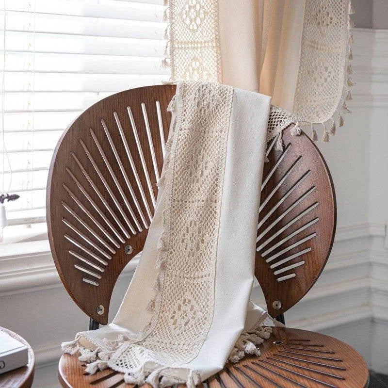 Élégant chemin de table décoratif d'inspiration bohème, disposé artistiquement sur une chaise en bois design, idéal pour ajouter une touche de sophistication à tout intérieur moderne. Parfait pour les tables de séjour ou les événements spéciaux, ce chemin de table offre un style raffiné et naturel, s'intégrant harmonieusement dans une décoration lumineuse et épurée.