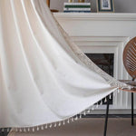 Rideau élégant blanc avec franges décoratives, idéal pour ajouter une touche de sophistication à tout intérieur. Design intemporel qui s'intègre parfaitement dans les salons, chambres ou bureaux. Accessoire de décoration incontournable pour embellir votre espace avec style et raffinement.