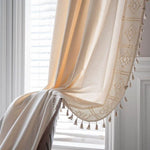 Rideau élégant avec motifs en dentelle, idéal pour ajouter une touche de sophistication à votre décoration intérieure. Ce rideau beige laisse passer doucement la lumière tout en offrant une certaine intimité, parfait pour le salon ou la chambre à coucher. Son design raffiné avec franges rehaussera l'esthétique de votre fenêtre. Découvrez cet accessoire déco indispensable pour une ambiance chaleureuse et accueillante.