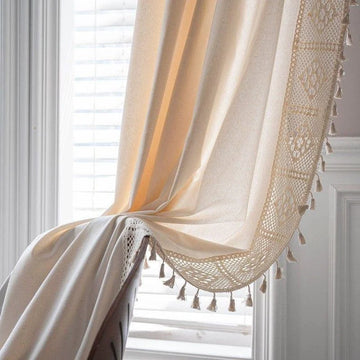 Rideau élégant avec motifs en dentelle, idéal pour ajouter une touche de sophistication à votre décoration intérieure. Ce rideau beige laisse passer doucement la lumière tout en offrant une certaine intimité, parfait pour le salon ou la chambre à coucher. Son design raffiné avec franges rehaussera l'esthétique de votre fenêtre. Découvrez cet accessoire déco indispensable pour une ambiance chaleureuse et accueillante.