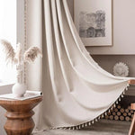 Rideau beige élégant avec franges décoratives, idéal pour ajouter une touche de sophistication à votre intérieur. Parfait pour un salon moderne et épuré, ce rideau accentue la lumière naturelle tout en offrant une ambiance chaleureuse. Complimente parfaitement une décoration contemporaine avec des accessoires en bois et des œuvres d'art murales subtiles. Crée une atmosphère accueillante dans votre espace de vie.