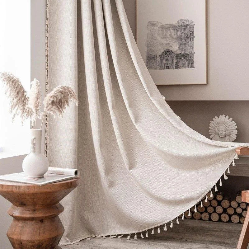 Rideau beige élégant avec franges décoratives, idéal pour ajouter une touche de sophistication à votre intérieur. Parfait pour un salon moderne et épuré, ce rideau accentue la lumière naturelle tout en offrant une ambiance chaleureuse. Complimente parfaitement une décoration contemporaine avec des accessoires en bois et des œuvres d'art murales subtiles. Crée une atmosphère accueillante dans votre espace de vie.