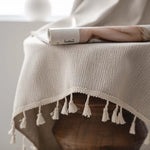 Jeté de canapé beige avec franges décoratives, élégant et moderne, apportant une touche chaleureuse à votre intérieur. Idéal pour sublimer un salon ou une chambre, ce jeté s'adapte facilement à tout style de décoration. Accessoire de maison parfait pour ajouter du caractère à votre espace de vie.