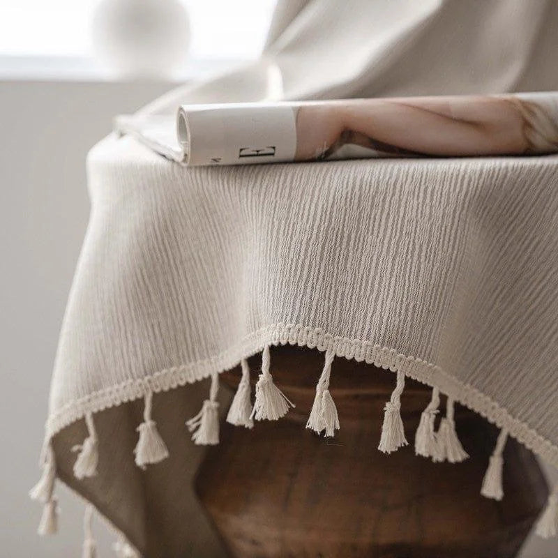 Jeté de canapé beige avec franges décoratives, élégant et moderne, apportant une touche chaleureuse à votre intérieur. Idéal pour sublimer un salon ou une chambre, ce jeté s'adapte facilement à tout style de décoration. Accessoire de maison parfait pour ajouter du caractère à votre espace de vie.