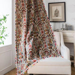 Plaid décoratif aux motifs géométriques colorés, idéal pour ajouter une touche ethnique à votre intérieur. Orné de pompons multicolores, ce plaid apporte du style et de la chaleur à votre salon ou chambre. Parfait pour se détendre sur un fauteuil confortable.