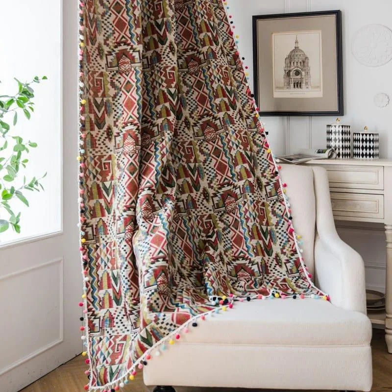 Plaid décoratif aux motifs géométriques colorés, idéal pour ajouter une touche ethnique à votre intérieur. Orné de pompons multicolores, ce plaid apporte du style et de la chaleur à votre salon ou chambre. Parfait pour se détendre sur un fauteuil confortable.