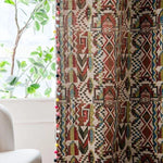 Tenture murale bohème avec motifs géométriques colorés, ajoutant une touche d'élégance exotique à votre intérieur. Parfaite pour sublimer votre décoration et créer une ambiance chaleureuse et conviviale. Style ethnique chic idéal pour personnaliser votre espace de vie.