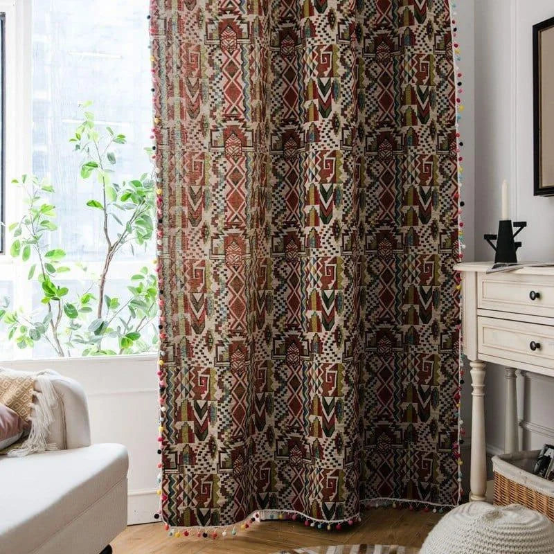 Rideau élégant avec motifs géométriques colorés, parfait pour apporter une touche ethnique à votre salon. Ce rideau décoratif, placé près d'une fenêtre lumineuse, apporte chaleur et style à votre intérieur. Idéal pour un aménagement de séjour moderne et cosy.