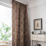Rideau avec motifs géométriques colorés, idéal pour sublimer votre salon. Ce rideau accrocheur ajoute une touche d'élégance vintage à votre décoration intérieure. Parfait pour apporter une ambiance chaleureuse et unique à votre espace de vie.
