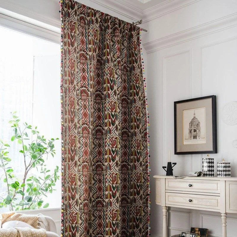 Rideau avec motifs géométriques colorés, idéal pour sublimer votre salon. Ce rideau accrocheur ajoute une touche d'élégance vintage à votre décoration intérieure. Parfait pour apporter une ambiance chaleureuse et unique à votre espace de vie.