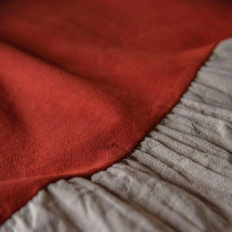 Image d'un textile raffiné avec une élégante combinaison de couleurs, rouge chaleureux et beige doux, idéal pour la décoration intérieure. Style contemporain et sophistiqué, parfait pour apporter une touche de modernité et de confort à votre espace de vie.