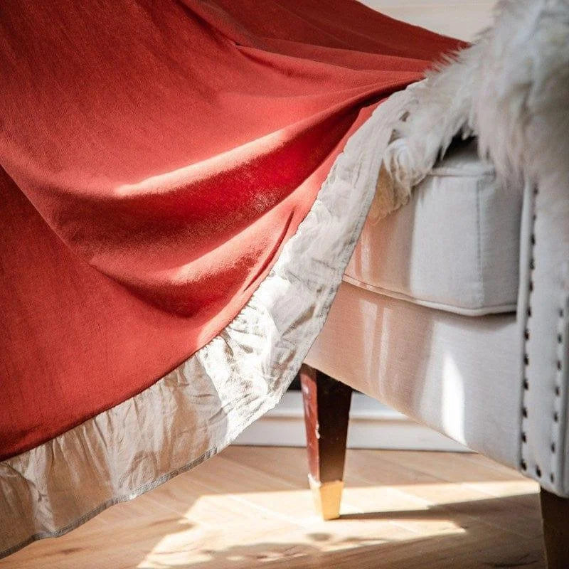 Plaid élégant couleur terracotta sur canapé blanc, parfait pour ajouter une touche de chaleur et de style à votre salon. Ce plaid est idéal pour les soirées cocooning ou comme élément décoratif. Sa teinte rouge-orange rehausse subtilement n'importe quel intérieur, créant une atmosphère accueillante et moderne.