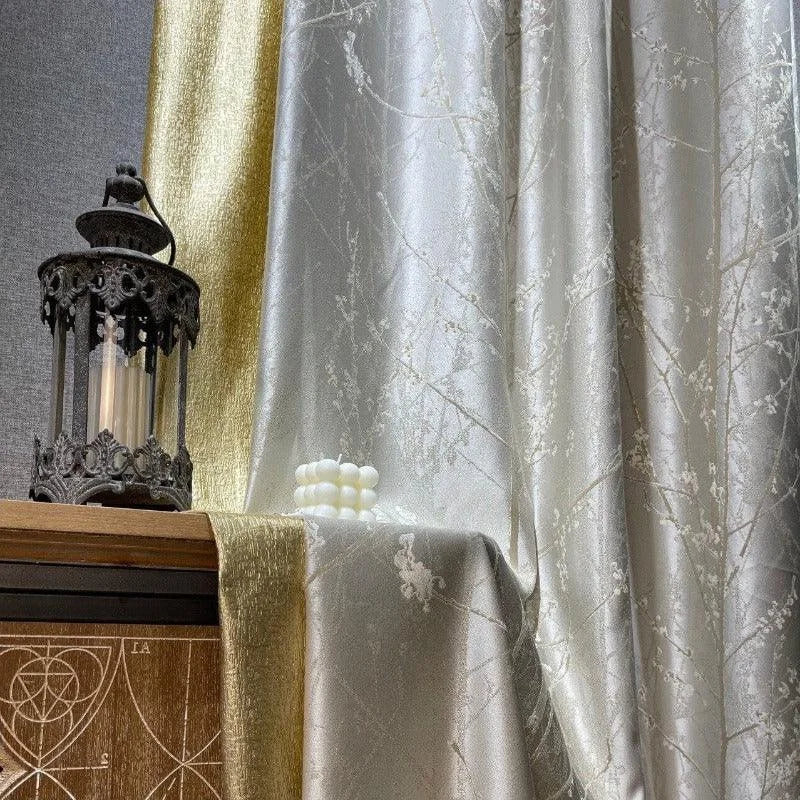 Rideaux élégants en ton argenté avec motifs subtils, parfaits pour ajouter une touche de sophistication à votre intérieur. Idéal pour le salon ou la chambre, ces rideaux apportent chaleur et style avec leur design raffiné. Accessoirisés avec une lanterne décorative, ils créent une ambiance conviviale et accueillante.