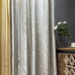 Rideau élégant avec motif floral discret, idéale pour un salon moderne. Ce rideau ajoute une touche sophistiquée à votre intérieur, créant une ambiance chaleureuse et accueillante. Parfait pour s'accorder avec une décoration raffinée, il complète harmonieusement tout espace de vie.