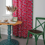 Rideau rouge à motifs floraux, idéal pour égayer votre intérieur avec une touche de couleur vive. Ce rideau accrocheur s'adapte parfaitement dans une salle à manger ou un salon, ajoutant une touche de charme avec son design attrayant. Parfait pour transformer l'ambiance de votre pièce tout en apportant une note de sophistication et de style.