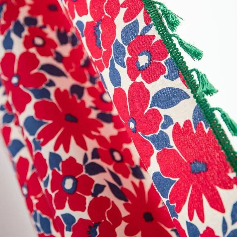 Tissu à motifs floraux rouges et bleus avec bordure verte, idéal pour créer un style coloré et vibrant. Parfait pour des projets de décoration intérieure ou de confection personnalisée, ajoutant une touche de fraîcheur et d'originalité à votre espace.