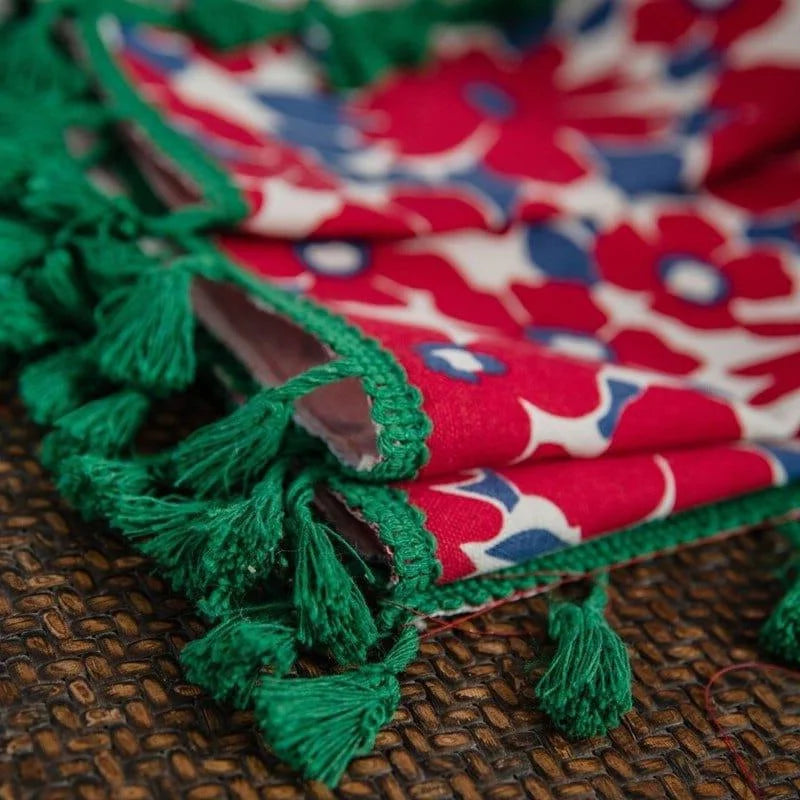 Châle coloré avec motifs floraux rouges et bleus et franges vertes, idéal pour ajouter une touche de couleur et d'élégance à votre tenue. Accessoire parfait pour une utilisation quotidienne ou pour des occasions spéciales.