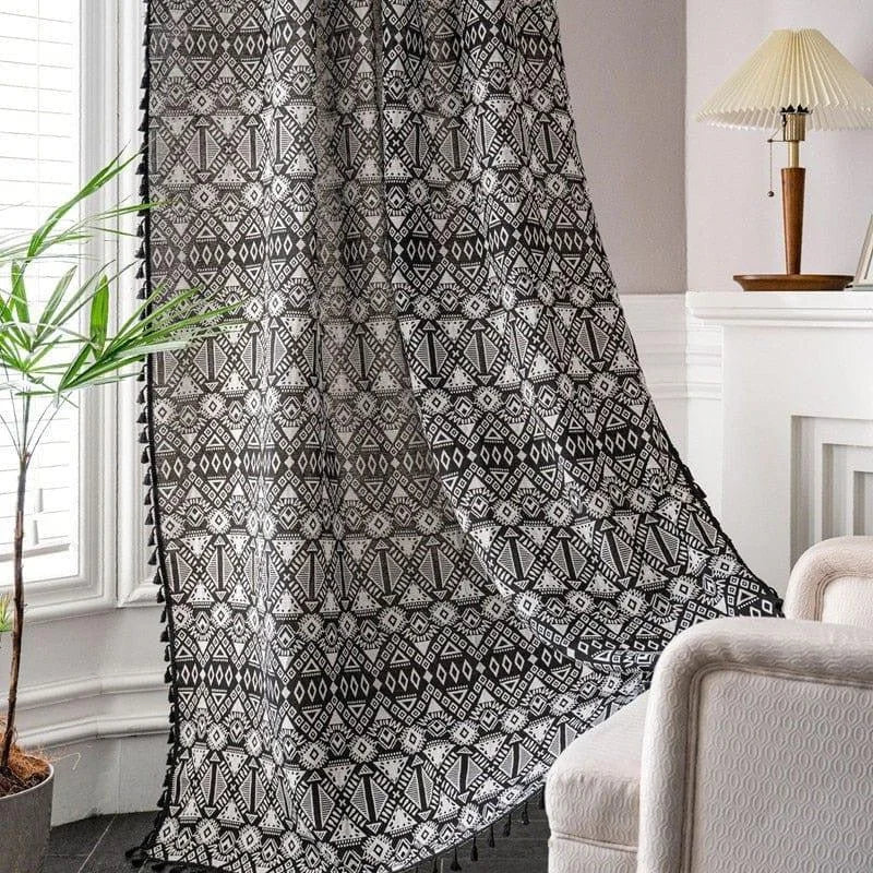 Rideau élégant avec motif géométrique noir et blanc, parfait pour ajouter une touche bohème et chic à votre salon. Décoration de fenêtre raffinée créant une ambiance cosy et moderne. Adapté pour illuminer votre espace tout en préservant l'intimité.